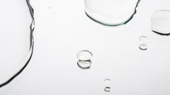 Phenoxyethanol in cosmetica: waarom zit het in je crème of serum?