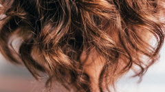 Hoe lang mag je olie in je haar laten zitten?