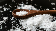 Sodium Benzoate in cosmetica: waarom zit het in je crème of shampoo?