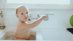 ​Waarmee kun je een pasgeboren baby het beste wassen?