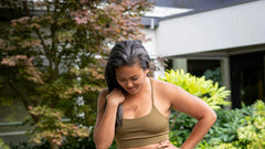 Het verouderingsproces van je haar: waarom het grijs wordt (en hoe je het zacht en glanzend houdt)