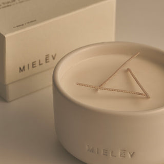 Hand-Crafted Ceramic Candle (witte tulp/lelie/hout) Mielēv